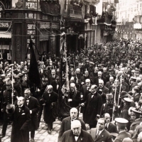 Perspectiva del carrer Saragossa des de la Porta dels Ferros de la Catedral, amb la processó cívica que portant la Real Senyera es dirigeix cap al temple catedralici. 1930. ES.462508.ADPV / Col·lecció Corbín, imatge nº 10209