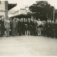 AUTOR DESCONOCIDO. La representació oficial valenciana a su llegada a Mentón para hacerse cargo de los restos mortales de Blasco Ibañez. 1933. ES.462508.ADPV/Fondo Fotográfico, nº 08859
