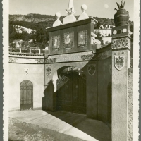 STUDIO G.RUGGERI. Mentón (Francia). Puerta principal de Fontana Rosa en Mentón, casa que habitó Blasco Ibáñez hasta su muerte. 1933. ES.462508.ADPV/Fondo Fotográfico, nº 08860