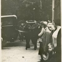 AUTOR DESCONOCIDO. Traslado del féretro desde el Cementerio de Mentón a Fontana Rosa. 1933. ES.462508.ADPV/Fondo Fotográfico, nº 08861