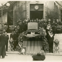 AUTOR DESCONOCIDO. Túmulo y féretro de Blasco Ibáñez en la escalinata del Ayuntamiento de Mentón. Dan guardia de honor marinos españoles y franceses. 1933. ES.462508.ADPV/Fondo Fotográfico, nº 08864 