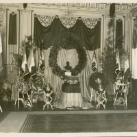 AUTOR DESCONOCIDO. Salón de Fiestas del Ayuntamiento de Mentón donde se expone el féretro de Vicente Blasco Ibáñez. 1933. ES.462508.ADPV/Fondo Fotográfico, nº 08866