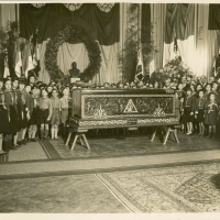 AUTOR DESCONOCIDO. Grupo de boy-scouts en el Salón de Fiestas del Ayuntamiento de mentón ante el féretro de Vicente Blasco Ibáñez. 1933. ES.462508.ADPV/Fondo Fotográfico, nº08867 