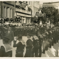 AUTOR DESCONOCIDO. Grupo de marineros franceses, cerca del Palacio Municipal de Mentón cubriendo la carrera de la comitiva. 1933. ES.462508.ADPV/Fondo Fotográfico, nº 08868 