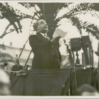 AUTOR DESCONOCIDO. Discurso en Mentón ante los restos mortales de Blasco Ibáñez. 1933. ES.462508.ADPV/Fondo Fotográfico, nº 08869 
