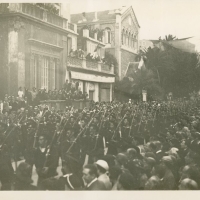 AUTOR DESCONOCIDO. Desfile de marineros franceses, cerca del Palacio Municipal de Mentón. 1933. ES.462508.ADPV/Fondo Fotográfico, nº 08873