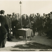 AUTOR DESCONOCIDO. Autoridades en Mentón, firmando el acta de entrega y recepción de los restos mortales de Blasco Ibáñez. 1933. ES.462508.ADPV/Fondo Fotográfico, nº 08874