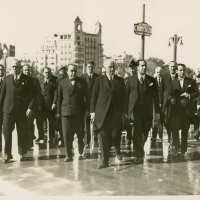 AUTOR DESCONOCIDO. Las autoridades españolas que forman parte de la Presidencia de honor, en el Puente de Aragón dirigiéndose al puerto. Entre otros están: el Presidente de la República Niceto Alcalá Zamora, Gordon Ordas, Lara, Botella Asensi, Pita Romero, Sánchez Guerra, Aguilera y el Gobernador civil de Valencia, Arjona. 1933. ES.462508.ADPV/Fondo Fotográfico, nº 08876