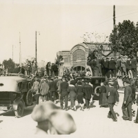 AUTOR DESCONOCIDO. Grupo de personas dirigiéndose al Puerto de Valencia para recibir los restos de Blasco Ibáñez. 1933. ES.462508.ADPV/Fondo Fotográfico, nº 08878 