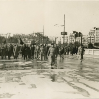 AUTOR DESCONOCIDO. Correligionarios de Blasco Ibáñez en el Puente de Aragón, dirigiéndose al Puerto de Valencia para recibir sus restos mortales. 1933. ES.462508.ADPV/Fondo Fotográfico, nº 08879