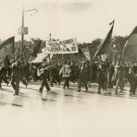 AUTOR DESCONOCIDO. Correligionarios de Blasco Ibáñez, dirigiéndose al Puerto de Valencia para recibir sus restos mortales. 1933. ES.462508.ADPV/Fondo Fotográfico, nº 08880