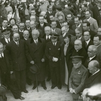 LÁZARO. Alcalá Zamora y otras autoridades en el Puerto de Valencia, esperando los restos de Blasco Ibáñez. 1933. ES.462508.ADPV/Fondo Fotográfico, nº 08882