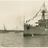 AUTOR DESCONOCIDO. El acorazado Jaime I con los restos mortales de Blasco Ibáñez haciendo su entrada en el Puerto de Valencia. 1933. ES.462508.ADPV/Fondo Fotográfico, nº 08884
