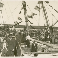 AUTOR DESCONOCIDO. Esperando en el Puerto de Valencia, la llegada de los restos mortales de Blasco Ibáñez. 1933. ES.462508.ADPV/Fondo Fotográfico, nº 08886 