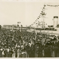 AUTOR DESCONOCIDO. Recibimiento al acorazado Jaime I que hace su entrada en el Puerto de Valencia, con los restos mortales de Blasco Ibañez. 1933. ES.462508.ADPV/Fondo Fotográfico, nº 08888