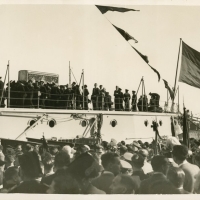 AUTOR DESCONOCIDO. El féretro de Blasco Ibáñez a hombros de marineros, antes de ser desembarcado en el Puerto de Valencia. 1933. ES.462508.ADPV/Fondo Fotográfico, nº 08889