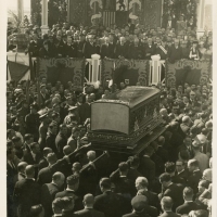 AUTOR DESCONOCIDO. El féretro de Blasco Ibáñez ante la Tribuna Presidencial, elevada en el puerto de Valencia, constituida por el Gobierno en su totalidad; Herbette (embajador de Francia); Sigfrido Blasco; Alcaldes de Mentón y Valencia; Elena Ortúzar, viuda de Blasco; Pilar Tortosa, esposa de Sigfrido Blasco; Libertad Blasco, Pilar Blasco Ibañez y otros familiares. 1933. ES.462508.ADPV/Fondo Fotográfico, nº 08892