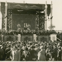 AUTOR DESCONOCIDO. Vista de la Tribuna Presidencial, elevada en el puerto de Valencia, constituida por el Gobierno en su totalidad; Herbette (embajador de Francia); Sigfrido Blasco; Alcaldes de Mentón y Valencia; Elena Ortúzar, viuda de Blasco; Pilar Tortosa, esposa de Sigfrido Blasco; Libertad Blasco, Pilar Blasco Ibañez y otros familiares. 1933. ES.462508.ADPV/Fondo Fotográfico, nº 08893