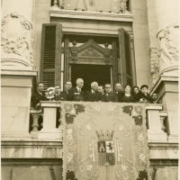 AUTOR DESCONOCIDO. Alcalá Zamora, Maciá y otras autoridades en el balcón del Ayuntamiento de Valencia esperando al cortejo fúnebre. 1933. ES.462508.ADPV/Fondo Fotográfico, 08904