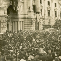 AUTOR DESCONOCIDO. El cortejo fúnebre pasa por delante del balcón de las autoridades en el Ayuntamiento de Valencia. 1933. ES.462508.ADPV/Fondo Fotográfico, nº 08905