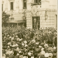 AUTOR DESCONOCIDO. Parte del cortejo fúnebre desfilando por delante del balcón de las autoridades en el Ayuntamiento de Valencia. 1933. ES.462508.ADPV/Fondo Fotográfico, nº 08906