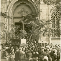 AUTOR DESCONOCIDO. El féretro a la salida de la Lonja. 1933. ES.462508.ADPV/Fondo Fotográfico, nº 08910 