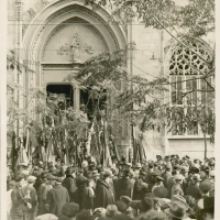 AUTOR DESCONOCIDO. Correligionarios retirando las banderas que acompañaban los restos mortales en el túmulo de la Lonja. 1933. ES.462508.ADPV/Fondo Fotográfico, nº 08911 