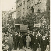 AUTOR DESCONOCIDO. El féretro a hombros, a la puerta de la Lonja para ser conducido al Cementerio Municipal. 1933. ES.462508.ADPV/Fondo Fotográfico, nº 08912 