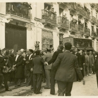 AUTOR DESCONOCIDO. El féretro ante la casa natalicia de Blasco Ibáñez en la calle de la Jabonería. 1933. ES.462508.ADPV/Fondo Fotográfico, nº 08913 