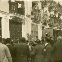 AUTOR DESCONOCIDO. El féretro ante la casa natalicia de Blasco Ibáñez en la calle de la Jabonería. 1933. ES.462508.ADPV/Fondo Fotográfico, nº 08914 