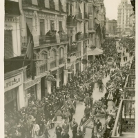 AUTOR DESCONOCIDO. La comitiva desfilando por delante de los locales del periódico El Pueblo en la calle Don Juan de Austria. 1933. ES.462508.ADPV/Fondo Fotográfico, nº 08916 