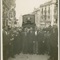 AUTOR DESCONOCIDO. Personal de los talleres, administración y redacción del periódico El Pueblo portando el féretro. 1933. ES.462508.ADPV/Fondo Fotográfico, nº 08917 