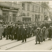 AUTOR DESCONOCIDO. El féretro, acompañado por los maceros del Ayuntamiento. 1933. ES.462508.ADPV/Fondo Fotográfico, nº 08920 