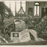 AUTOR DESCONOCIDO. El féretro con las coronas y demás ofrendas en el Cementeri Municipal. 1933. ES.462508.ADPV/Fondo Fotográfico, nº 08922 