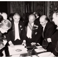 Muestra el libro de honor de la Diputación de Valencia a la Duquesa de Alba, al Presidente de la Diputación de Valencia Bernardo de Lassala González, a Antonio Rueda Sánchez-Malo (Gobernador Civil) y al Ministro de Agricultura Cirilo Cánovas García.