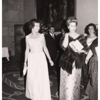 La Duquesa de Alba y Elisa Bau (mujer del presidente de la Diputación Bernardo de Lassala).