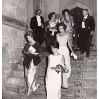 La Duquesa de Alba, Elisa Bau (mujer del presidente de la diputación Bernardo de Lassala), la Sra. De Loring Guilhow, Rafael Couchoud Sebastiá (Director General de Obras Hidráulicas) y su esposa; y el Presidente de la Diputación Bernardo de Lassala González.