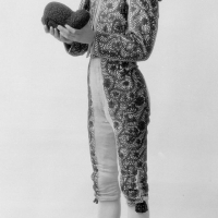 Retrat de cos sencer del torero Julio Bohígues vestit de llums, durant una sessió fotogràfica. ca 1930. ES.462508.ADPV / Col·lecció Boldún, imatge nº 7718