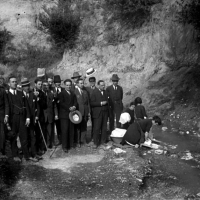 AUTOR DESCONOCIDO. Retrato de grupo junto a un río. 1932. ES.462508.ADPV/Colección Ferran Belda, imagen nº 06397