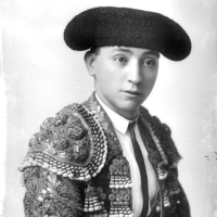 SALVADOR PASCUAL Boldún. Retrat de mig cos del torero Manuel Jiménez, "Chicuelo", vestit de llums durant una sessió fotogràfica. S.L. 1920. ES.462508.ADPV / Col·lecció Boldún, imatge nº 07.566