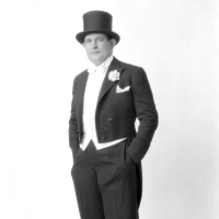 SALVADOR PASCUAL Boldún. Retrat del torero còmic Rafael Dutrús "Llapicera" amb barret de copa, durant una sessió fotogràfica. S.L. 1925. ES.462508.ADPV / Col·lecció Boldún, imatge nº 07.686