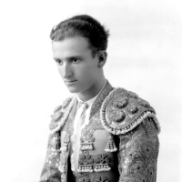 SALVADOR PASCUAL Boldún. Retrat de mig cos del torero José Cerdà vestit de llums, durant una sessió fotogràfica. S.L. 1930. ES.462508.ADPV / Col·lecció Boldún, imatge nº 07.709