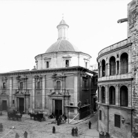 ENRIQUE CARDONA.  Vista exterior de la basílica de Nuestra Señora de los Desamparados desde la plaza de la Virgen de Valencia. Valencia. 1920. ES.462508.ADPV/Colección Cardona, imagen nº 00589