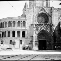 CARLOS SARTHOU CARRERES. Fachada gótica y ábside de la catedral de Valencia, en la plaza de la Virgen. Valencia. 1928. ES.462508.ADPV/Colección Sarthou, imagen nº 00055