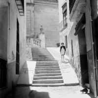 CARLOS SARTHOU CARRERES. Subida a la colegiata basílica de Santa María por la puerta de Els Escalons. Xàtiva. 1922. ES.462508.ADPV/Colección Sarthou, imagen nº 00170