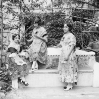 CARLOS SARTHOU CARRERES. Mujeres con traje regional en el jardín del estudio del pintor José Benlliure Gil. Valencia. 1925. ES.462508.ADPV/Colección Sarthou, imagen nº 00248