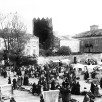 CARLOS SARTHOU CARRERES. Mercado en la plaza de un pueblo. s.l. 1910. ES.462508.ADPV/Colección Sarthou, imagen nº 00271
