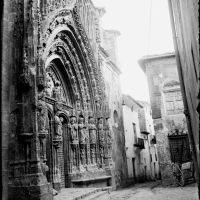CARLOS SARTHOU CARRERES. Puerta gótica de la iglesia de Santa María. Requena. 1925. ES.462508.ADPV/Colección Sarthou, imagen nº 00362