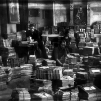 CARLOS SARTHOU CARRERES. Traslado de libros al Museo Municipal El Almudín. Xàtiva. 1937. ES.462508.ADPV/Colección Sarthou, imagen nº 01971