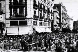 Processó cívica amb l'Senyera 9 d'octubre 1934, carrer de les Barques.ES.462508.ADPV / Col·lecció Corbín, imatge nº 10139